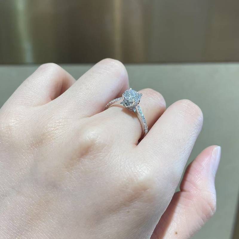 四爪女戒S925银镀白金定制选款主石莫桑钻1.0ct/副石高碳钻